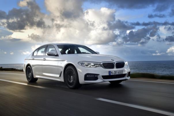 BMW 540i vor passend dramatischem Hintergrund..  Foto: BMW/Bernhard Limberger